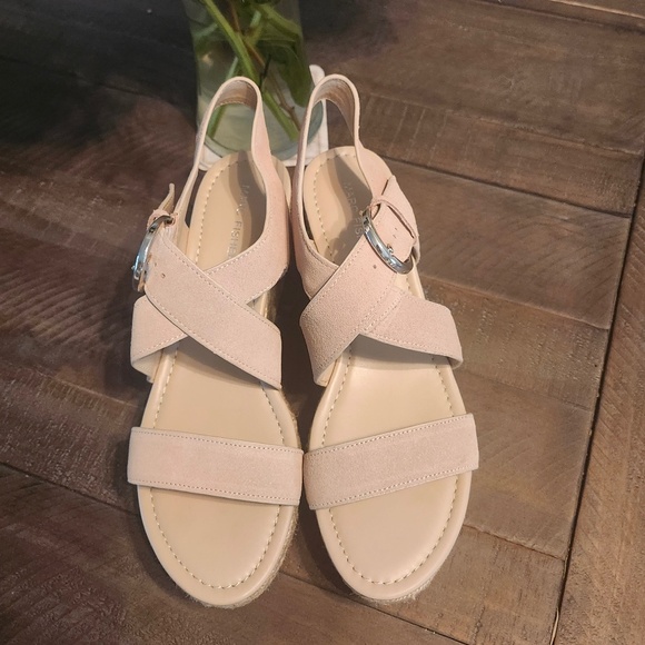 Marc Fisher size 9M light natural suede wedge shoes - Picture 3 of 4